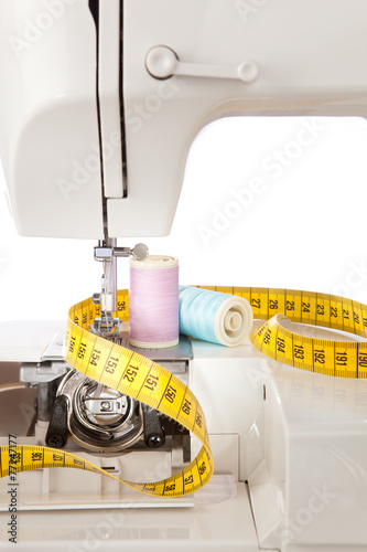 Nähmaschine mit Nähseide und Maßband