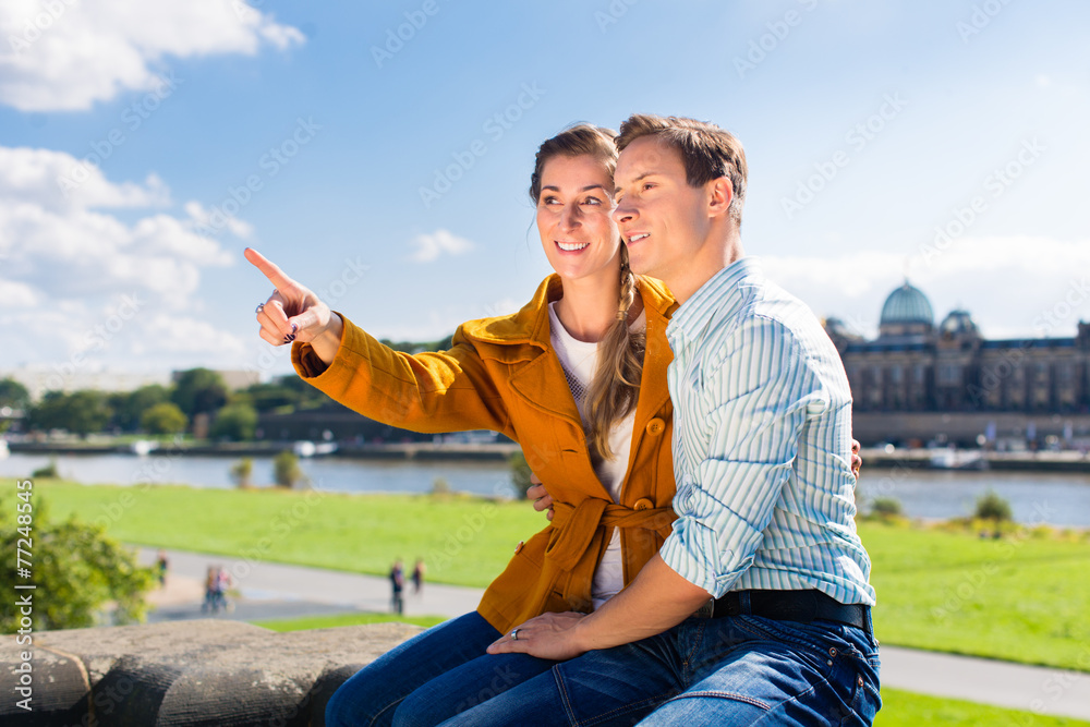 Mann und Frau in Dresden an Elbufer