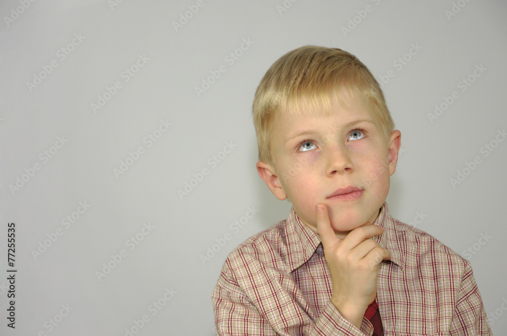 Nachdenkender Junge mit Krawatte und Hemd Nachdenkender Junge mit Krawatte und Hemd