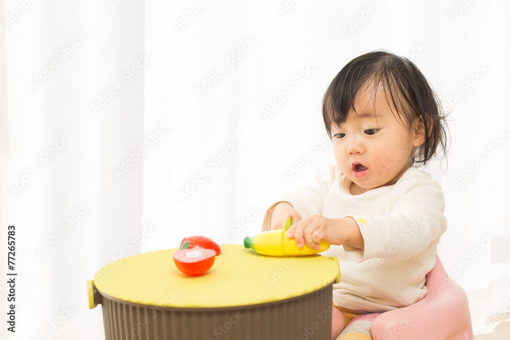 おままごとをする赤ちゃん おままごとをする赤ちゃん