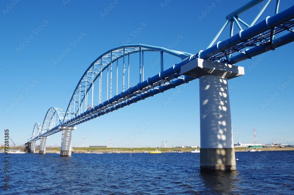 川と水管橋