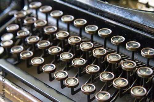 Old Typewriter © GeniusMinus