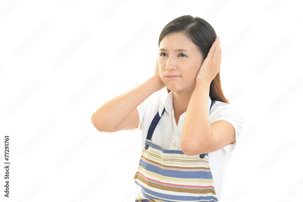 耳を押さえる女性 耳を押さえる女性