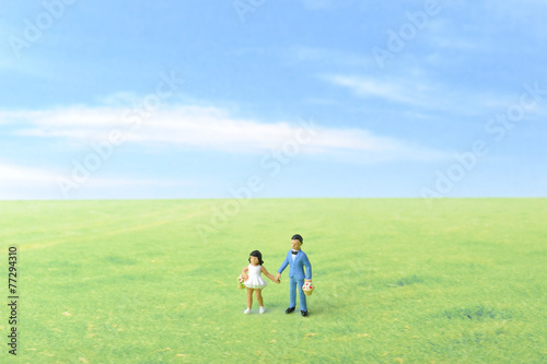 草原に手をつないで立っている二人の男女の子供