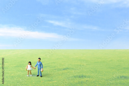 草原に手をつないで立っている二人の男女の子供