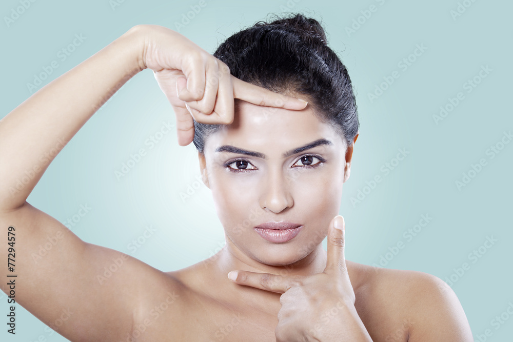 Naklejka premium Portrait of indian model with healthy skin