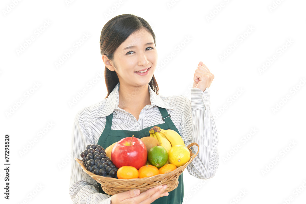 果物を持つ笑顔の女性 果物を持つ笑顔の女性