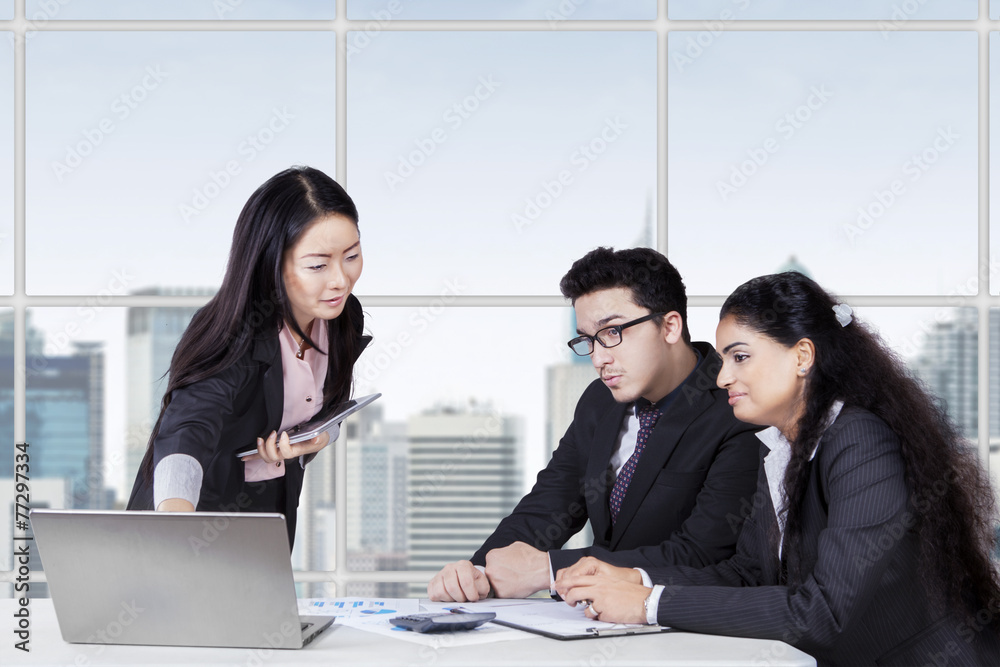Young woman lead a business meeting Young woman lead a business meeting