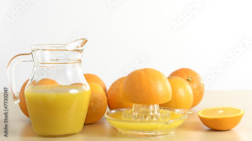 Bild auf Leinwand orange pressées avec carafe de jus