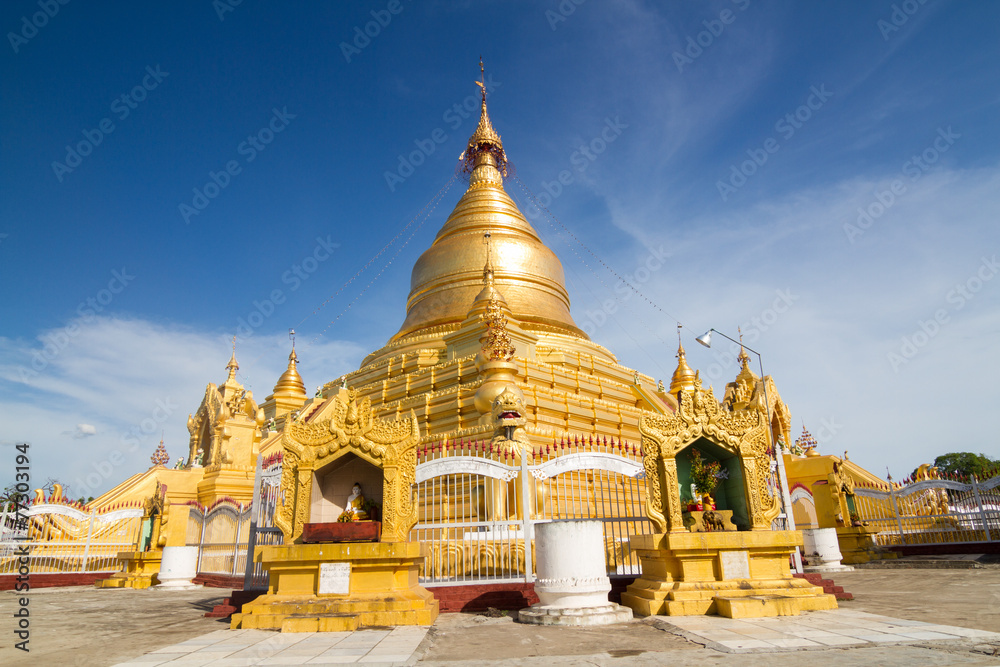 Naklejka premium Golden Buddha