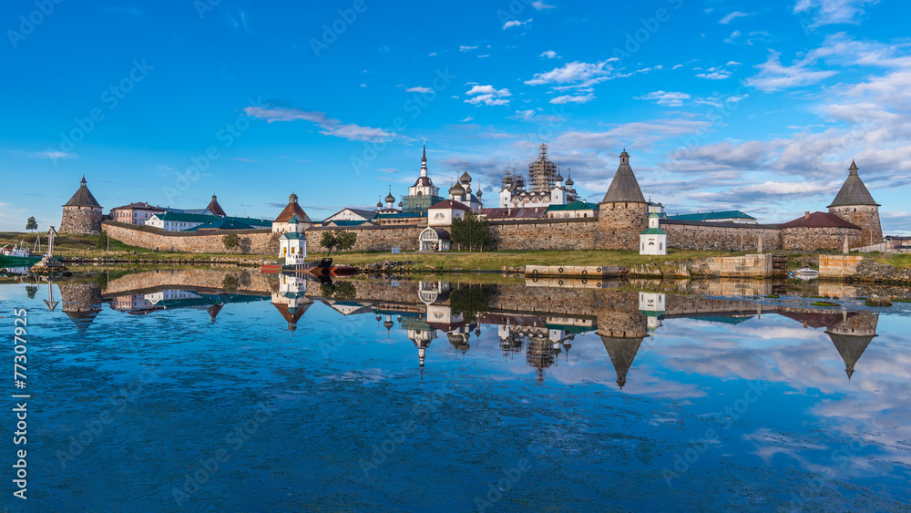Obraz premium View of the Solovetsky Kremlin in the evening.