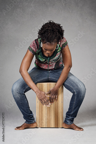 femme noire jouant du cajon photo