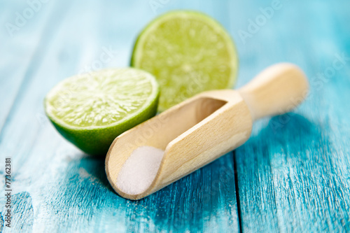 Quadro em tela Lime and salt on blue wood background