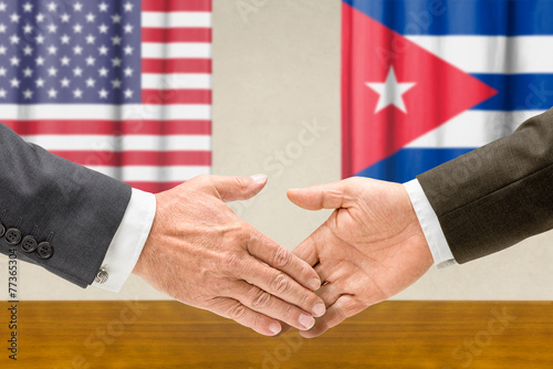 Photography Vertreter der USA und Kubas reichen sich die Hand
