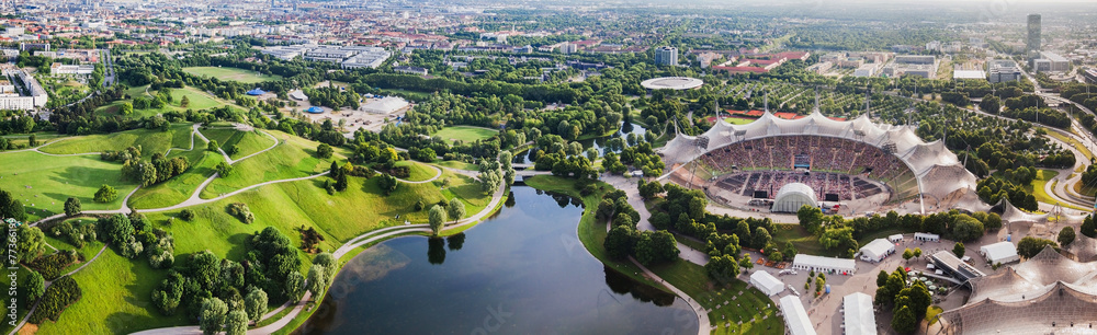 Obraz premium Panoramiczny widok na stadion Olympiapark w Monachium, Niemcy