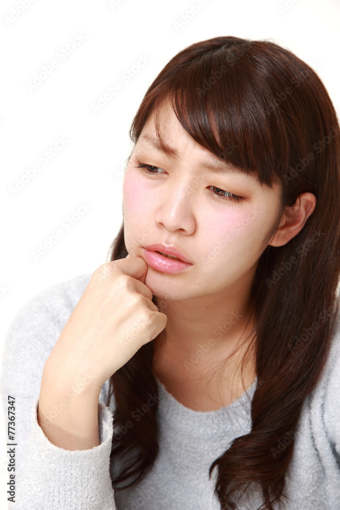 心配する女性 心配する女性
