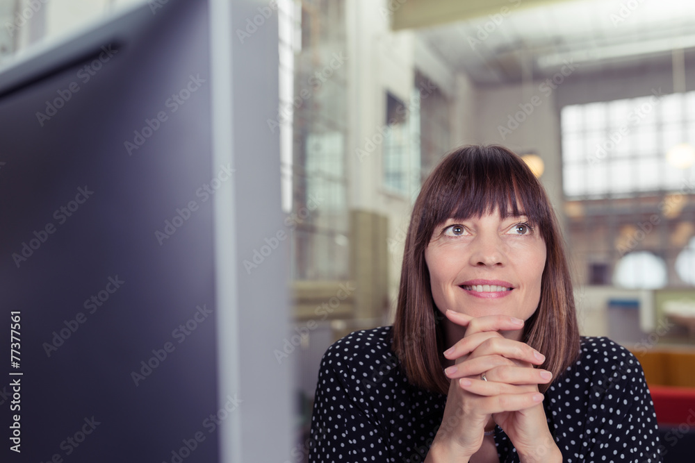 frau am schreibtisch schaut nach oben