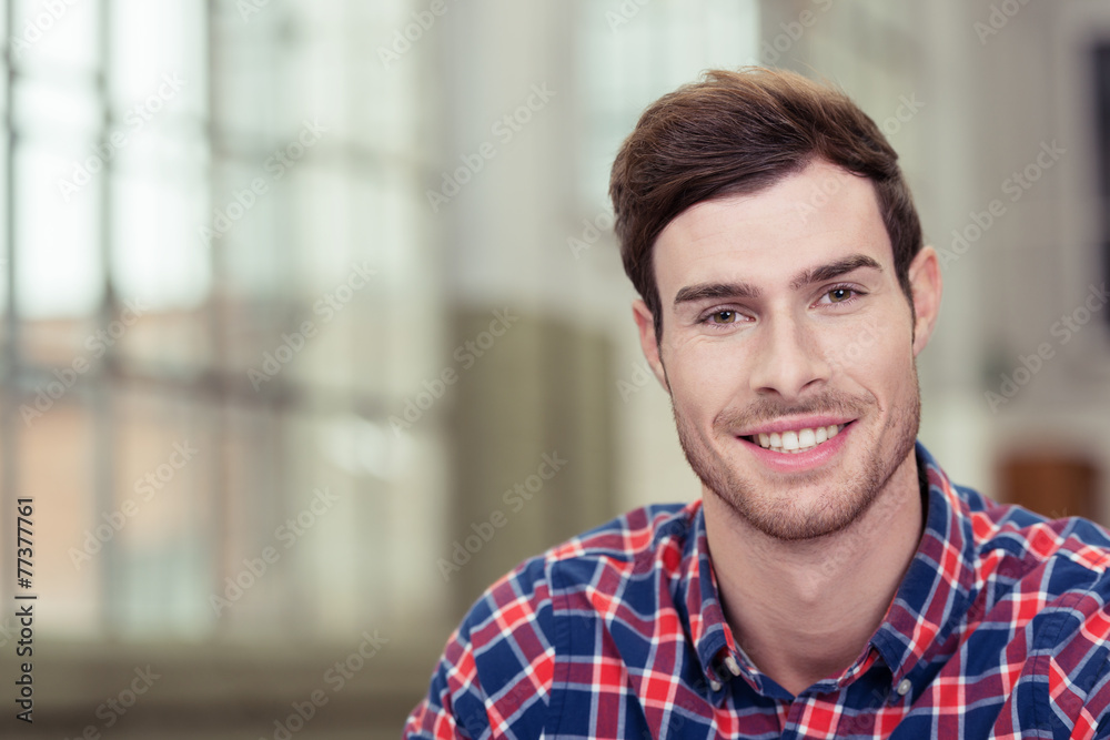 lächelnder mann in einer wohnung lächelnder mann in einer wohnung