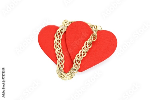 Zwei rote Herzen mit Goldkette
