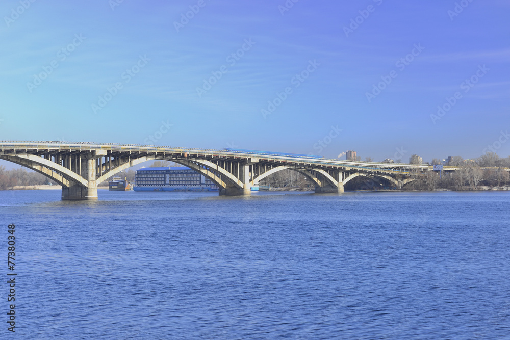 Вид на мост метро через Днепр