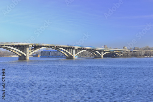 Вид на мост метро через Днепр
