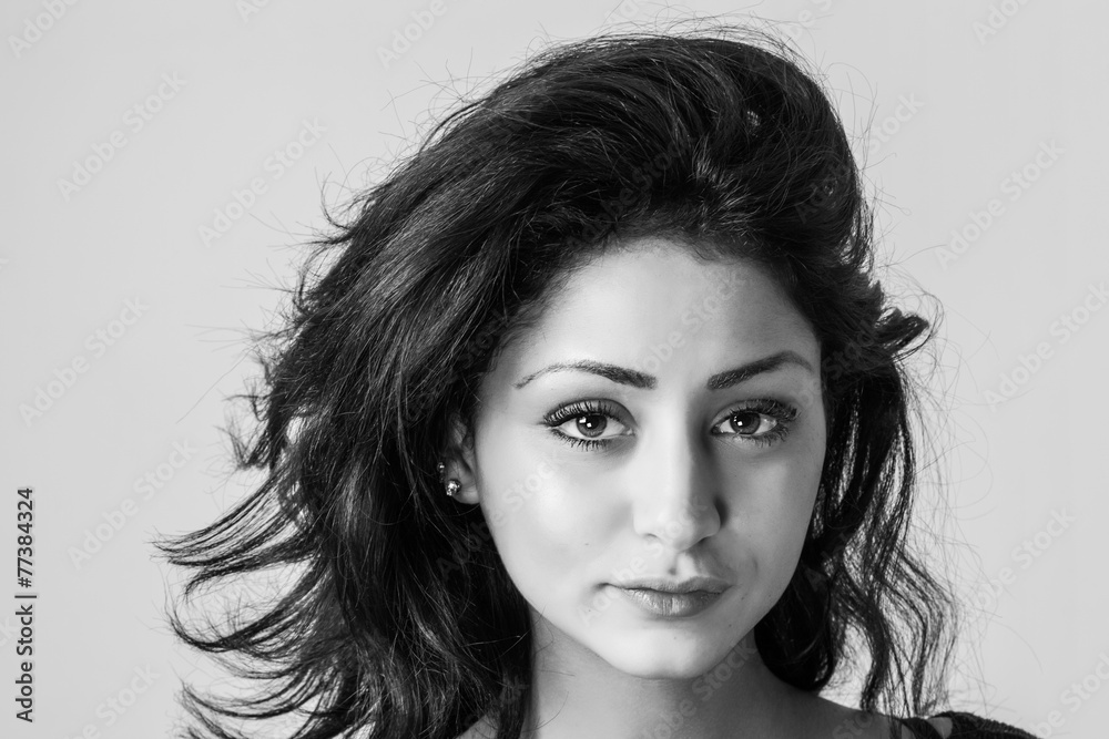 Naklejka premium Pretty woman smiling and looking black and white