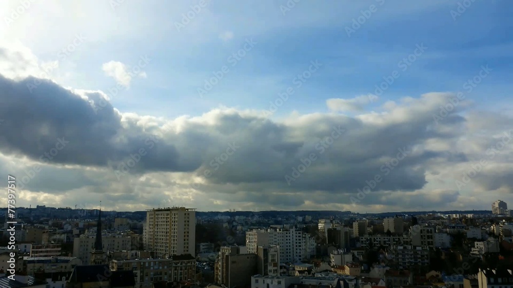 Timelapse - Nuages en mouvement au dessus d'une ville Timelapse - Nuages en mouvement au dessus d'une ville