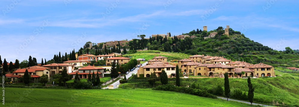 Fototapeta premium The landscape around the city of Monticello