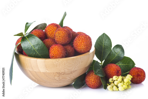 Photos Bowl con frutas de madroño aislado sobre fondo blanco