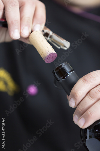 Canvastavla cork opening of a wine bottle