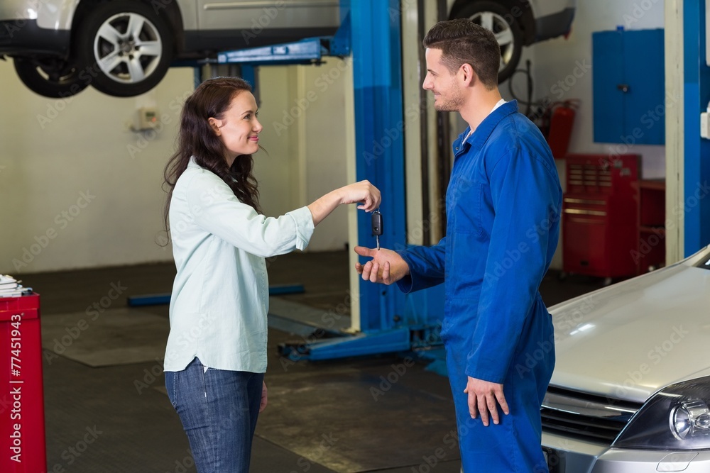 Obraz premium Customer giving her car keys to mechanic