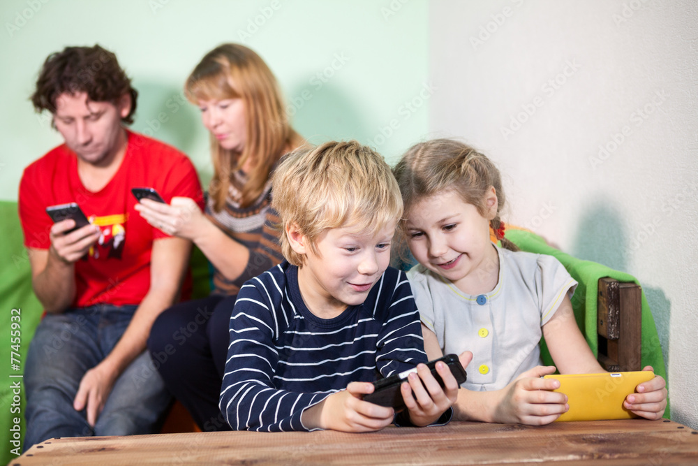 © Kekyalyaynen - Children and parents playing games on smartphones © Kekyalyaynen - Children and parents playing games on smartphones