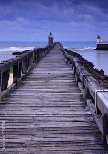 L.Estacade-France photo