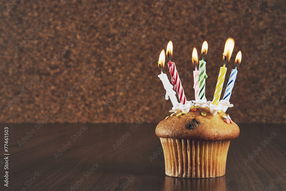 Muffin mit Geburtstagskerzen StockFoto Adobe Stock
