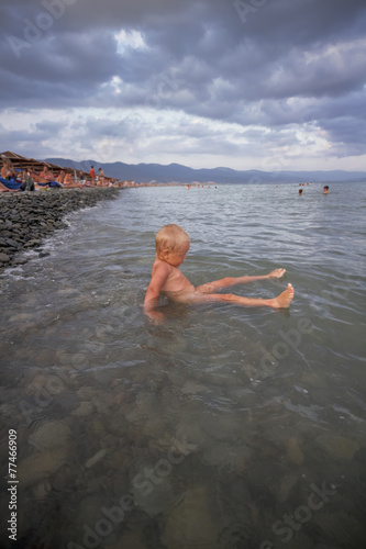 Little boy bathes in the sea © tiplyashina