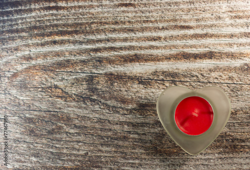 Obraz na płótnie Red candle fire in heart on wooden background w salonie