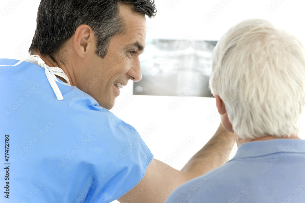 Obraz premium Dentist showing x-ray to senior patient