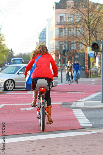 Radfahrerin mit roter Jacke