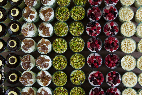 Dolci in bicchiere e alta pasticceria italiana photo