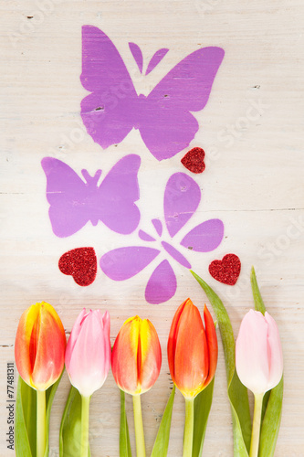 Tulpen, Schmetterlinge und Herzchen als Frühjahrsboten