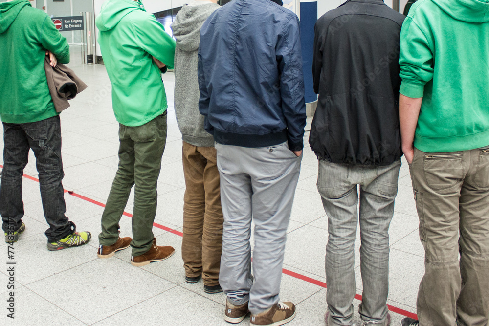 Junge Männer warten vor der roten Linie - Schüleraustausch