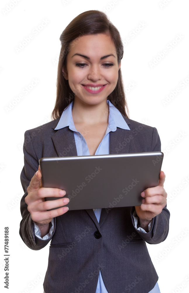 Geschäftsfrau im grauen Blazer arbeitet mit Tablet Geschäftsfrau im grauen Blazer arbeitet mit Tablet