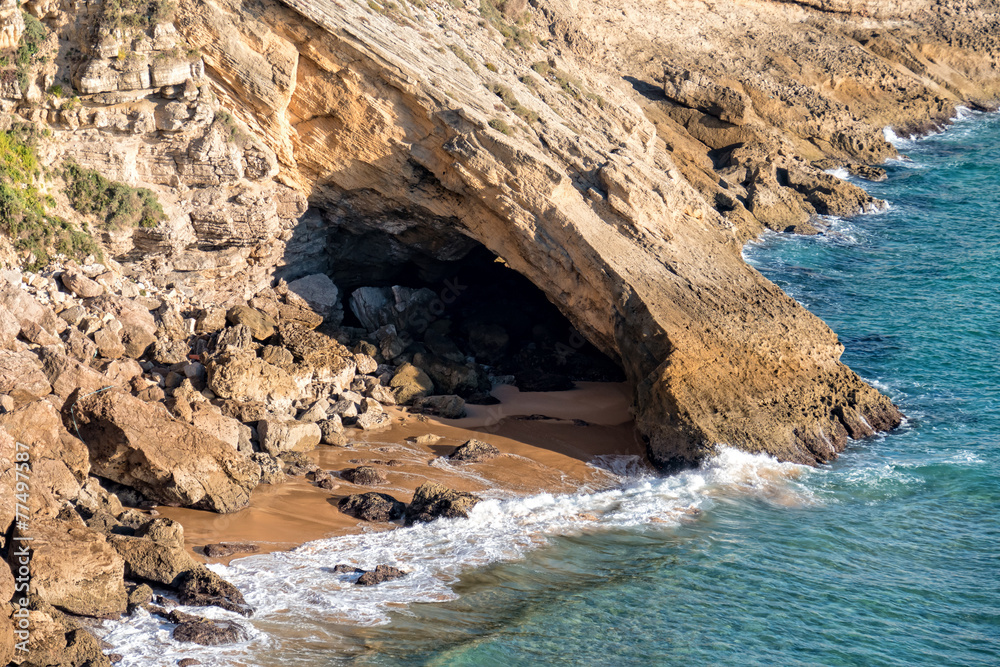 Obraz premium Small Grotto on Beach