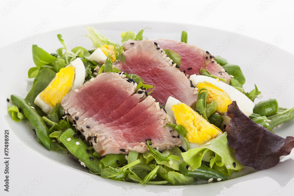 Salad with fresh tuna.