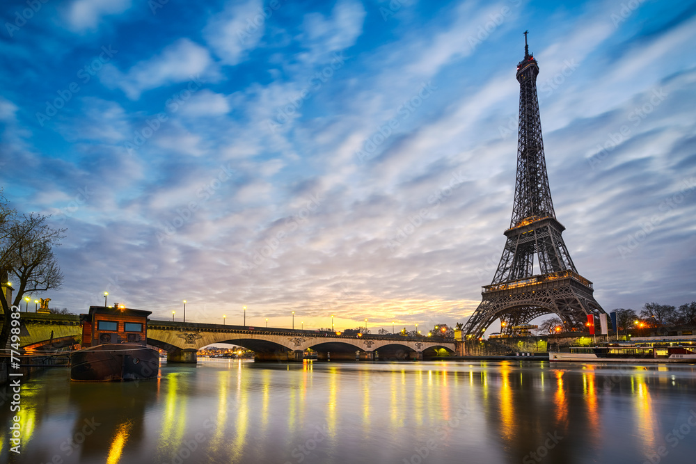 Fototapeta Wschód słońca na wieży Eiffla w Paryżu