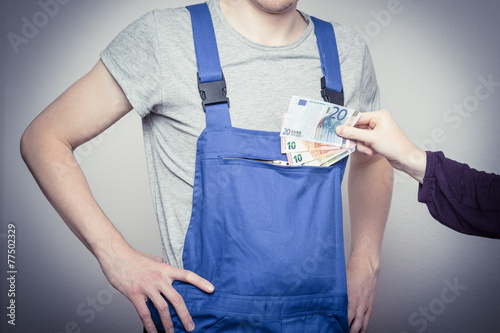 Bauarbeiter mit Geld