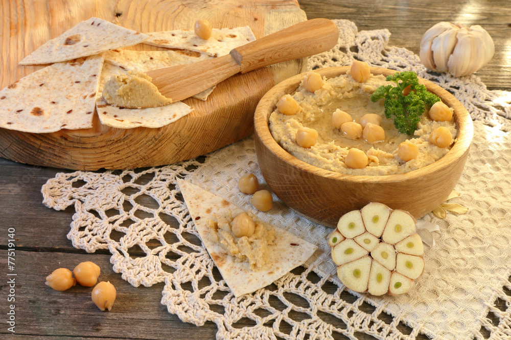 Hummus with pita bread and garlic