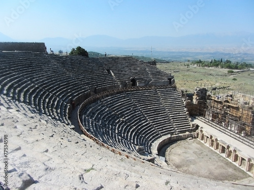 Fotografia The amphitheatre in the ancient city of Hierapolis in Turkey