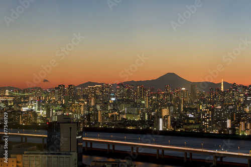 トワイライトの富士山と東京都心の高層ビル群