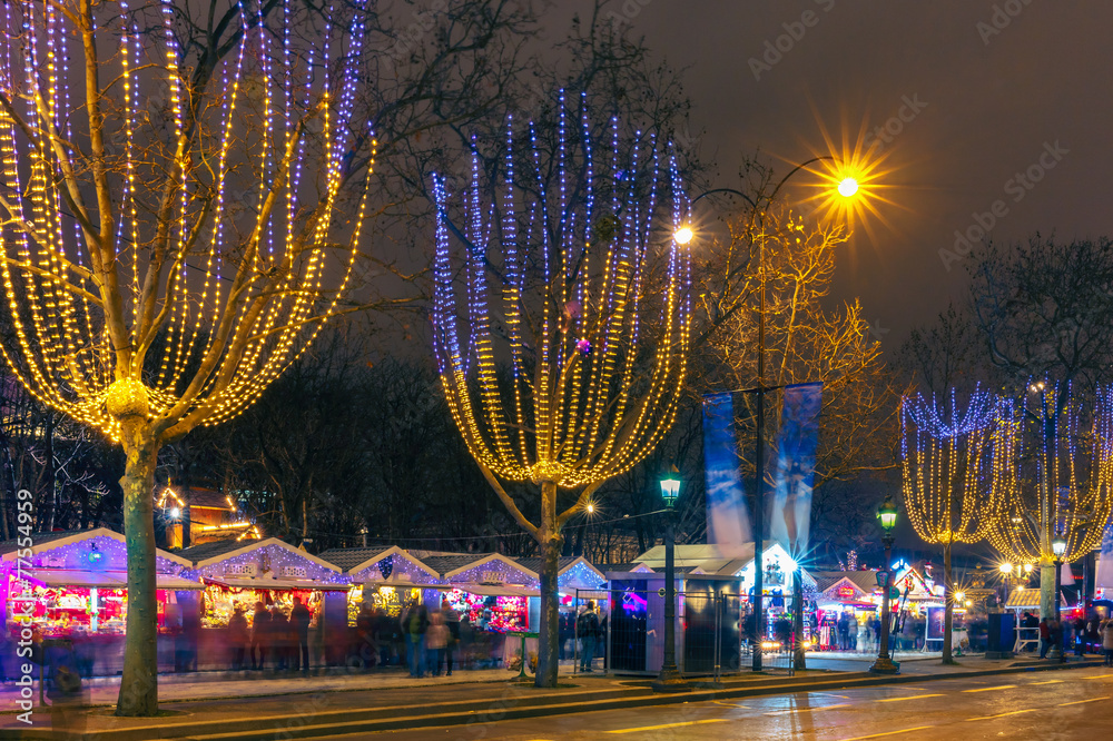 Naklejka premium Christmas market on the Champs Elysees in Paris at night
